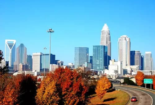 Charlotte te Recibe: Primeros Pasos en la Ciudad Reina