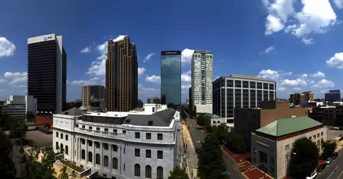 Sumérgete en el encanto sureño de Birmingham y su historia única.