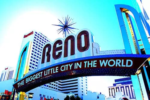 Reno: Vive la Energía de la Ciudad Más Grande del Mundo Pequeño.