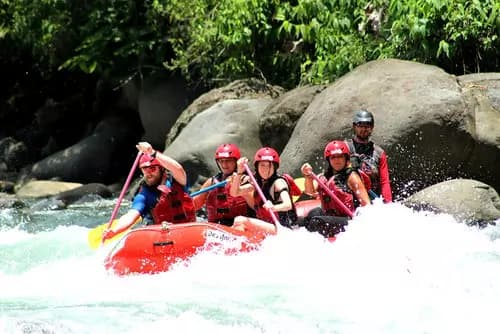 Rafting en el Río Balsa | Proyecto Asis Wildlife Rescue Center | Avenida 331.